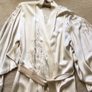 NEW 100% Pure Cream Silk Embroidered Robe
